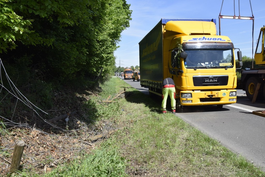 LKW in Boeschung A 3 Rich Frankfurt Hoehe Roesrath Lohmar P213.JPG - Miklos Laubert